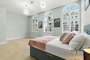 4 habitaciones, tabla de planchar con plancha, wifi y ropa de cama