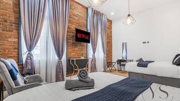 5 bedrooms, iron/ironing board, WiFi, bed sheets