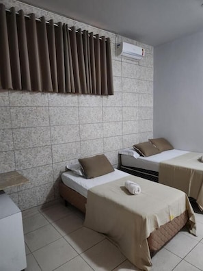 Habitació amb dos llits individuals bàsica | Wifi gratuïta i roba de llit