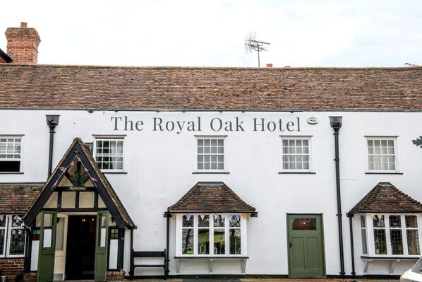 El Hotel Royal Oak con una fachada tradicional, una entrada acogedora y un letrero sobre la puerta.