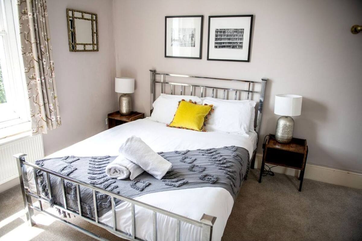 Tabla de planchar con plancha, wifi gratis y muebles diferentes 