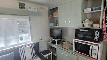 2 habitaciones y tabla de planchar con plancha