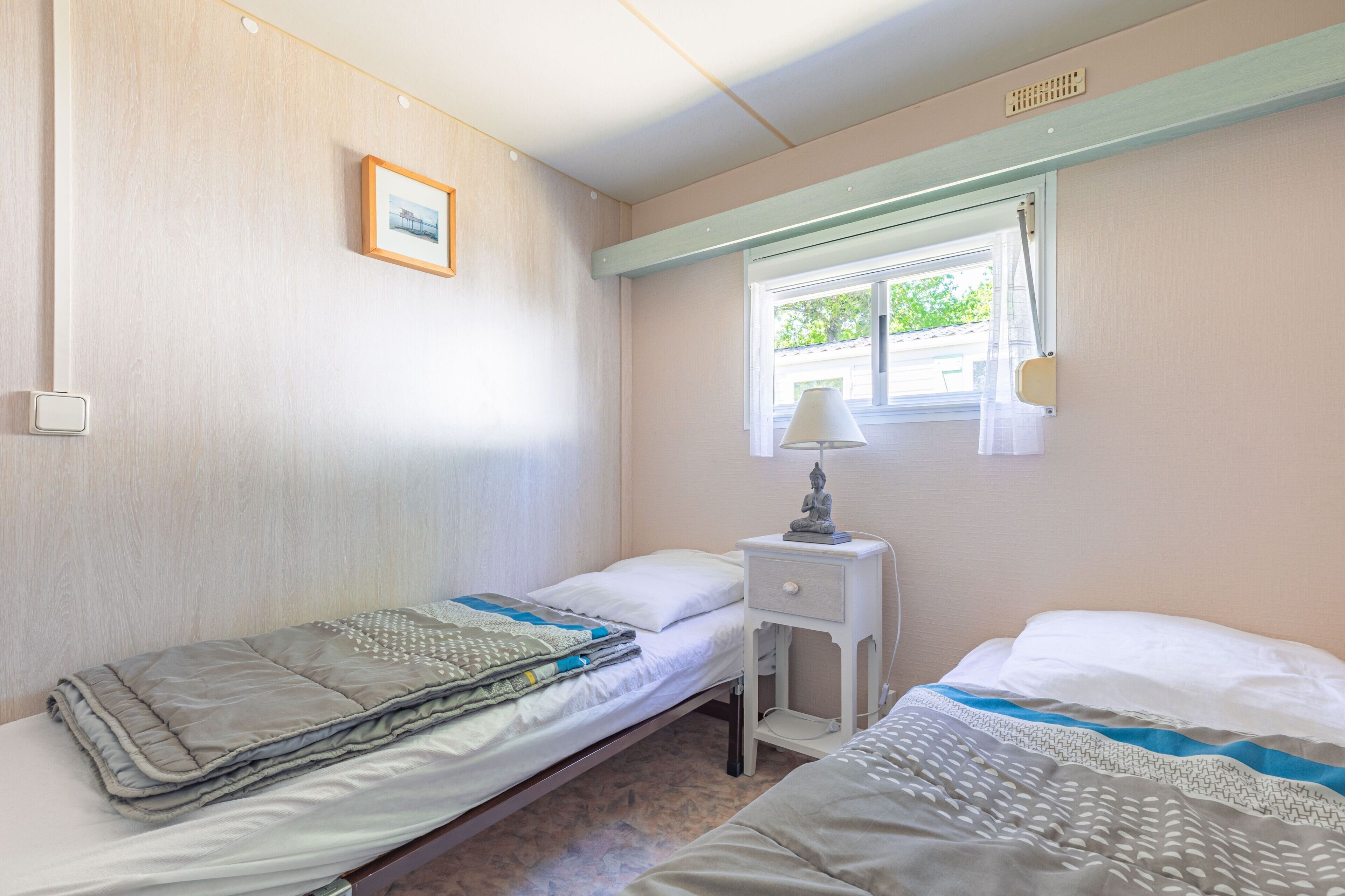 2 habitaciones y tabla de planchar con plancha 
