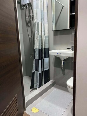 Ducha, secador de pelo, bidet, toallas