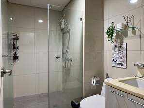 Douche, sèche-cheveux, bidet, serviettes fournies