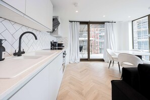 Fridge, oven, stovetop, dishwasher - Supernova Suite & City Views (Greater Manchester)