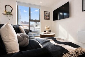 Una televisión, videojuegos, una oficina