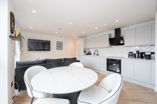 Fridge, oven, stovetop, dishwasher