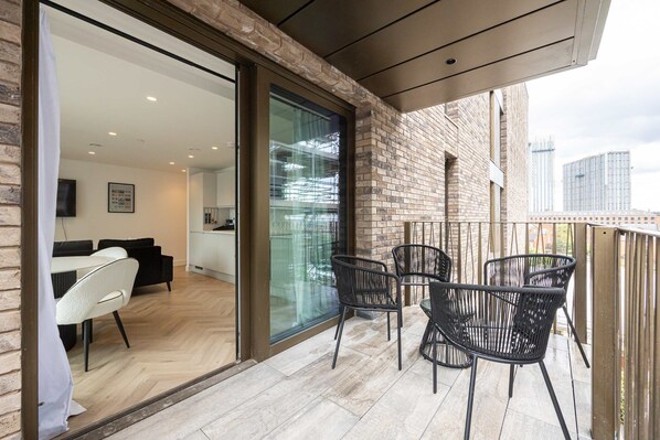 Outdoor dining - Supernova Suite & City Views (Greater Manchester)