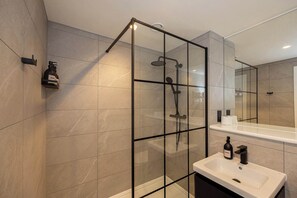 Shower, hair dryer, towels - Luxury 2BR I Private Balcony I City Centre (Greater Manchester)