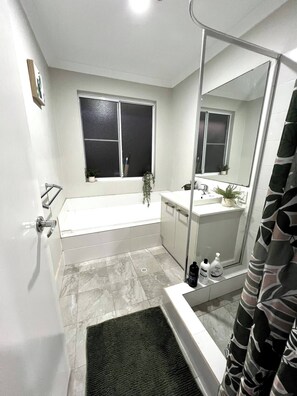 Een douche, een haardroger, handdoeken, zeep