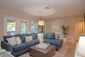 Smart TV, books - Spacious Home Near Beaches & Azalea Park (St. Petersburg)