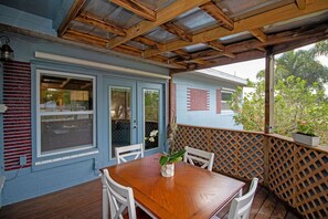 Outdoor dining - Spacious Home Near Beaches & Azalea Park (St. Petersburg)
