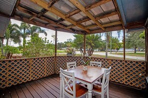 Outdoor dining - Spacious Home Near Beaches & Azalea Park (St. Petersburg)