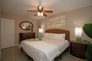 4 bedrooms, desk, WiFi, bed sheets - Spacious Home Near Beaches & Azalea Park (St. Petersburg)