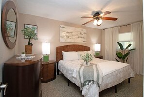 4 bedrooms, desk, Internet, bed sheets - Spacious Home Near Beaches & Azalea Park (St. Petersburg)