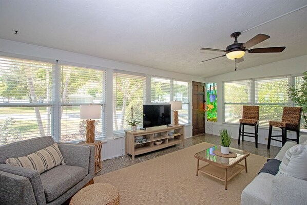 Smart TV, books - Spacious Home Near Beaches & Azalea Park (St. Petersburg)