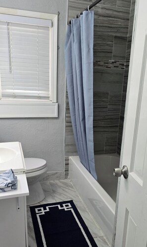 Séchoir à cheveux, serviettes fournies, savon, papier de toilette