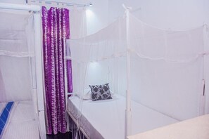 Quarto casal ou duplo, sacada, vista para o jardim | Cofres nos quartos, escrivaninha, quartos à prova de som
