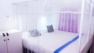 Dobbelt- eller tomannsrom, balkong, hageutsikt | Safe på rommet, skrivebord, lydisolert og strykejern/-brett