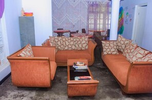 Habitación con 1 cama doble o 2 individuales, balcón, vistas al jardín | Zona de estar