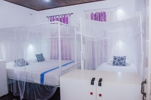 Caja de seguridad en la habitación y escritorio 