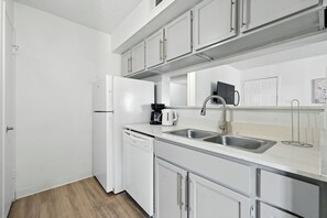 Geladeira, micro-ondas, fogão, cooktop