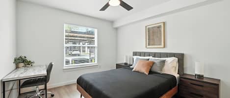 1 chambre, bureau, fer et planche à repasser, lit de bébé portatif