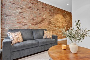TV, offices - Gramercy Apartment - 2BR, 2BA, Modern ,Central (New York)