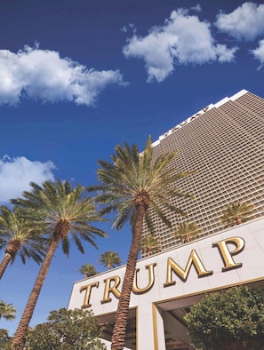 Un edificio con la palabra 'TRUMP' destacada en la fachada.