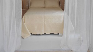 1 bedroom, travel crib, bed sheets - Chambre d'hôte .Lodge Jardin Secret - cosy accommodation with breakfast (Arlanc)