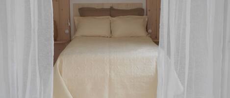 1 bedroom, bed sheets