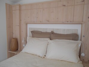 1 bedroom, bed sheets