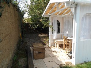 Outdoor dining - Chambre d'hôte .Lodge Jardin Secret - cosy accommodation with breakfast (Arlanc)