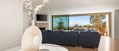 Télévision, chaîne hi-fi, espaces bureaux