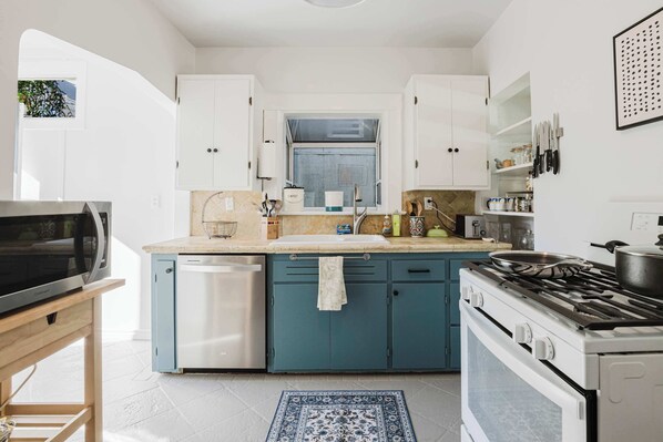 Fridge, microwave, oven, stovetop - Allura Oakland Your Private Sanctuary in the City (Oakland)