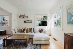 TV, stereo, offices - Allura Oakland Your Private Sanctuary in the City (Oakland)