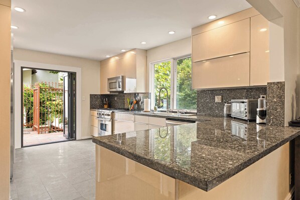 Kjøleskap, mikrobølgeovn, ovn og kokeplater