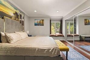 3 soverom, skrivebord, strykejern/-brett og reiseseng for barn