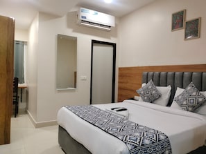 Quarto casal luxo | Escrivaninha, espaço de trabalho para notebook, Wi-Fi de cortesia