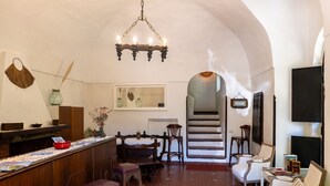 A cozy, rustic interior with a dining area, bar, and seating. - Ravello Watermill Retreat – Your private oasis between lemon groves and the sea (Ravello)