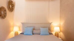 A bed with a light-colored duvet, two pillows, and two bedside lamps. - Ravello Watermill Retreat – Your private oasis between lemon groves and the sea (Ravello)