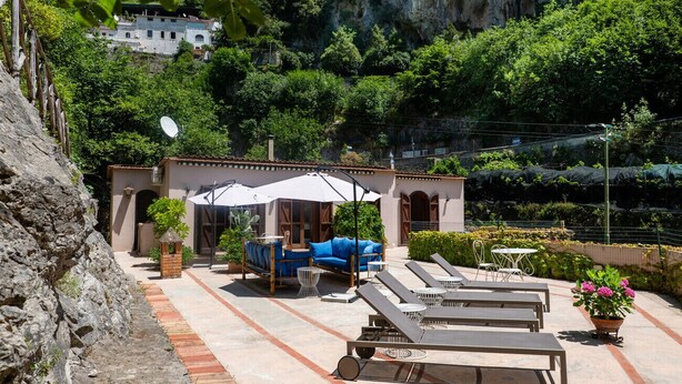 A patio area with outdoor seating, a pergola, and a view of a mountainous landscape. - Ravello Watermill Retreat – Your private oasis between lemon groves and the sea (Ravello)