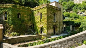 A historic building with ivy-covered walls and arched windows, featuring a stone staircase leading to a courtyard. - Ravello Watermill Retreat – Your private oasis between lemon groves and the sea (Ravello)