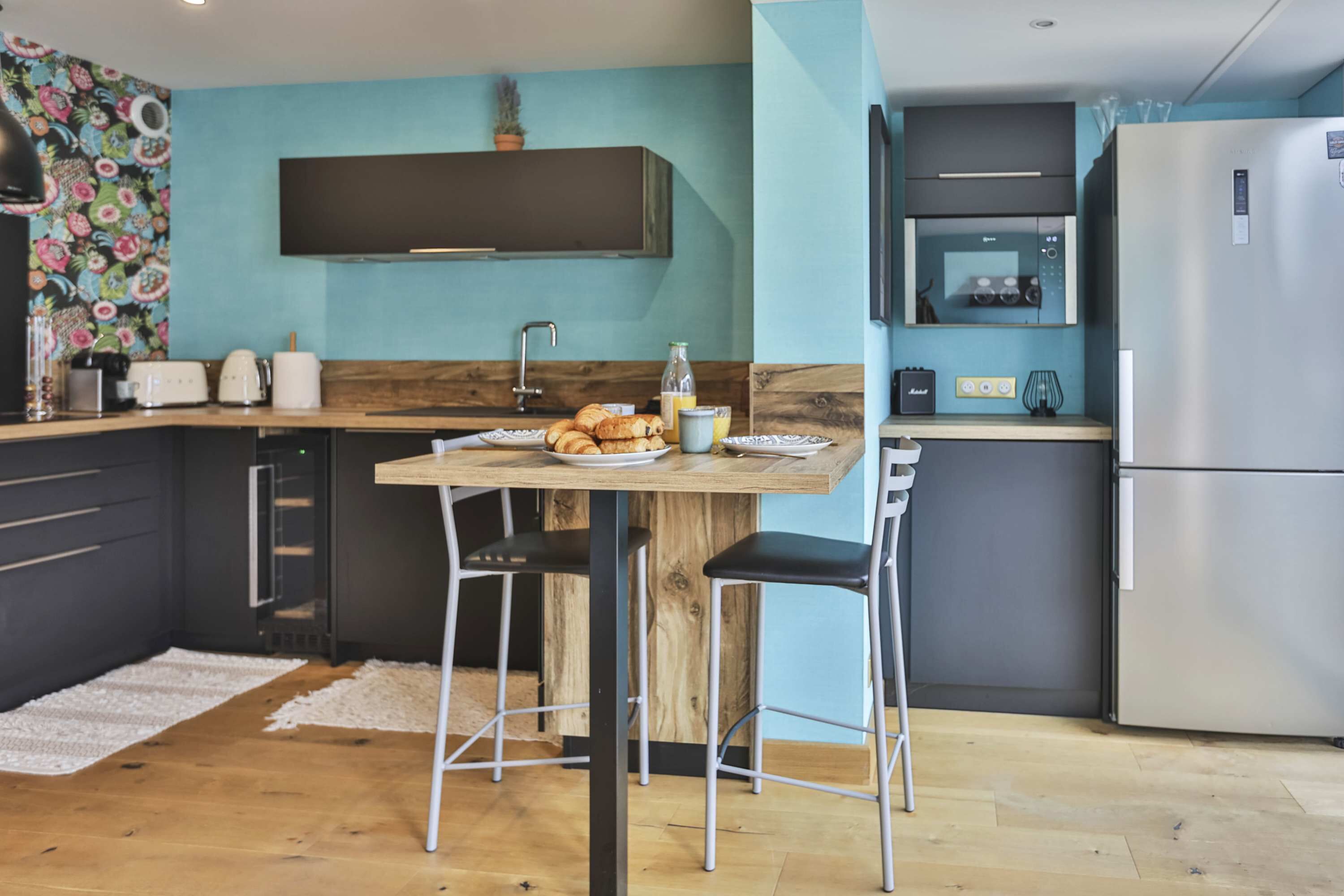 Een koelkast, een microgolfoven, een oven, een kookplaat