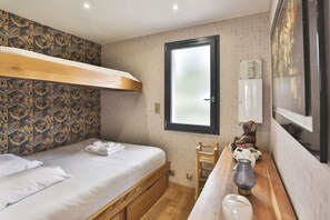 1 bedroom, bed sheets