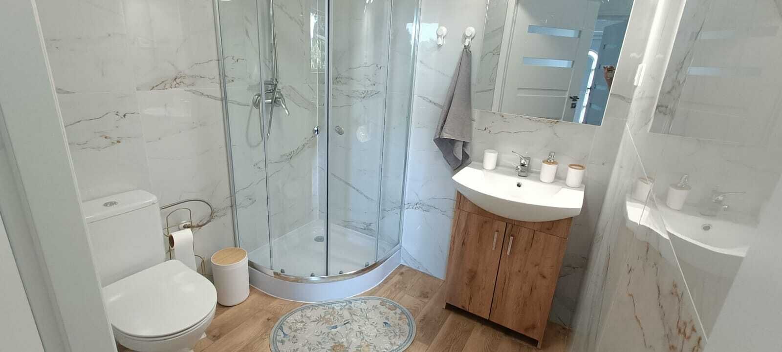 Dusch, handdukar, tvål och toalettpapper