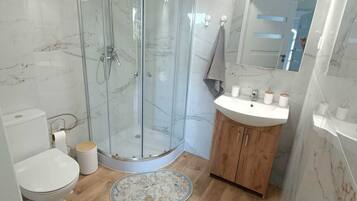 Ducha, toallas, jabón y papel higiénico