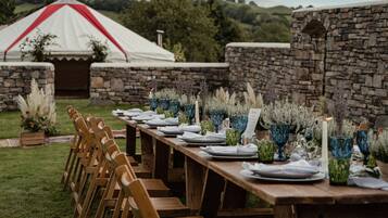 Cottage | Outdoor banquet area