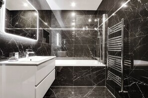 Apartment | Bathroom | Bathtub, hair dryer, towels, shampoo - Modern Apartment - 2br/8p - Near Opera Garnier (Paris)